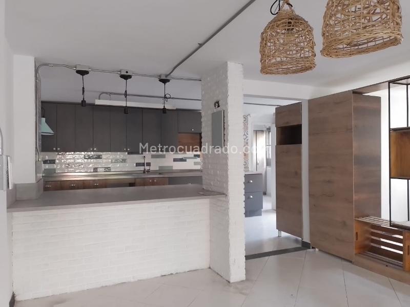 Spacious 4BR Apartment with Balcony in Laureles - 4