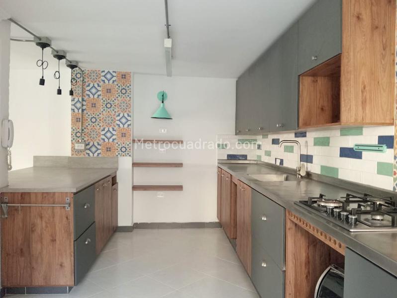 Spacious 4BR Apartment with Balcony in Laureles - 5