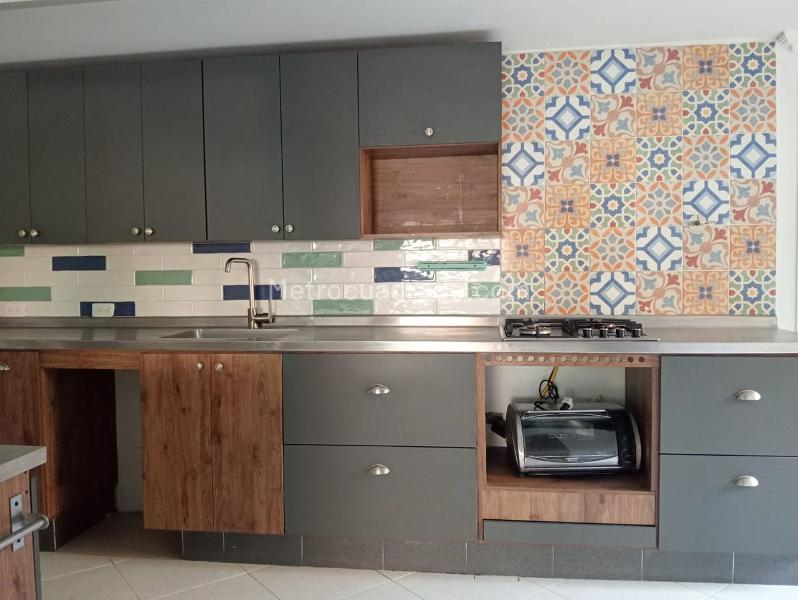 Spacious 4BR Apartment with Balcony in Laureles - 6