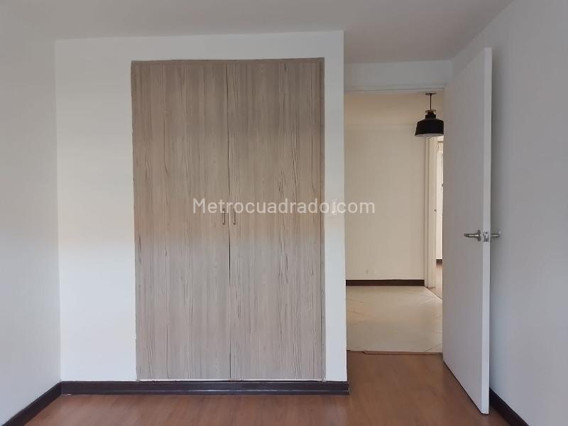 Spacious 4BR Apartment with Balcony in Laureles - 8