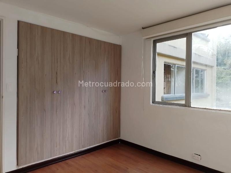 Spacious 4BR Apartment with Balcony in Laureles - 9