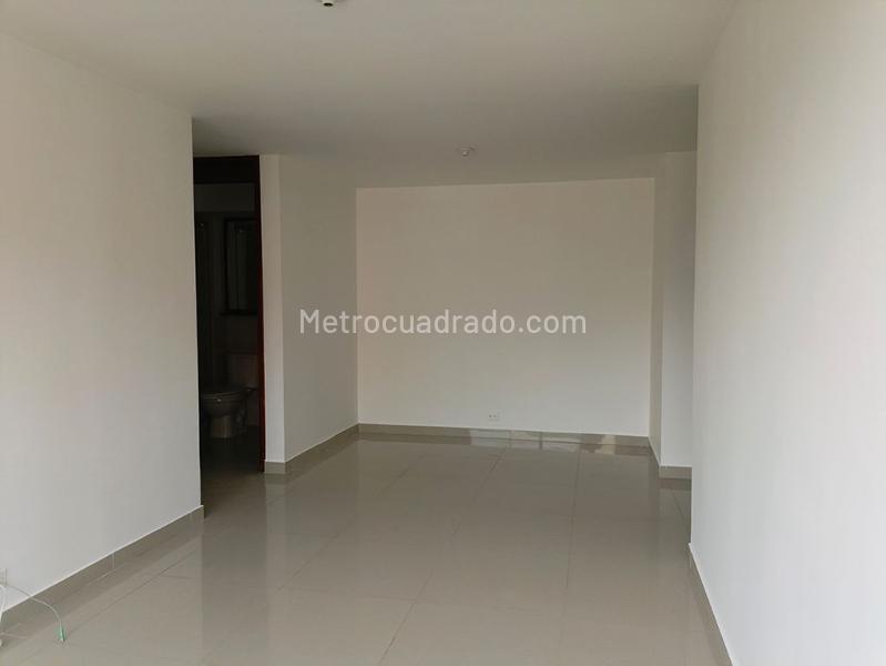 3BR Apartment with Balcony and Covered Parking in Belún - 3