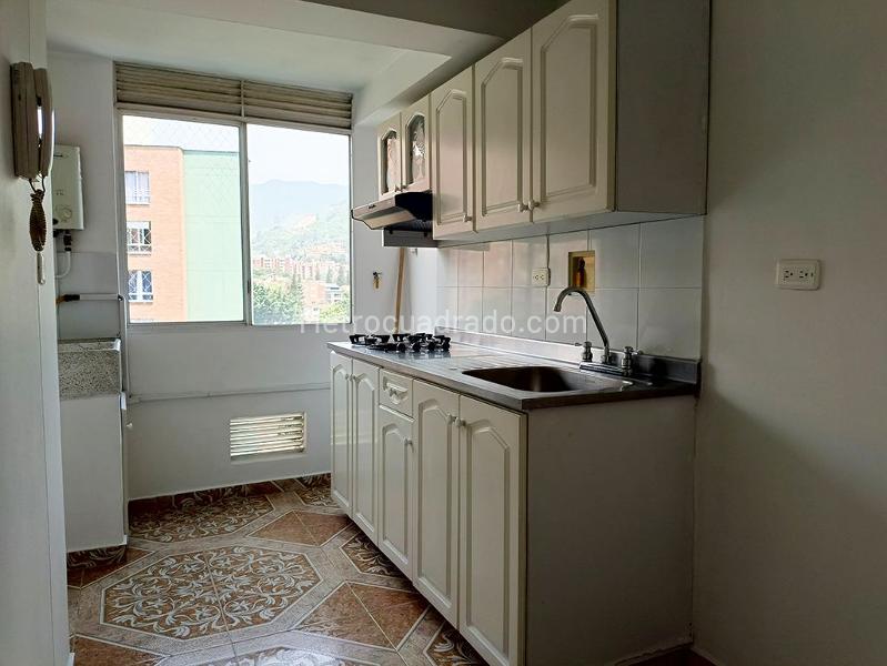 3BR Apartment with Balcony and Covered Parking in Belún - 4