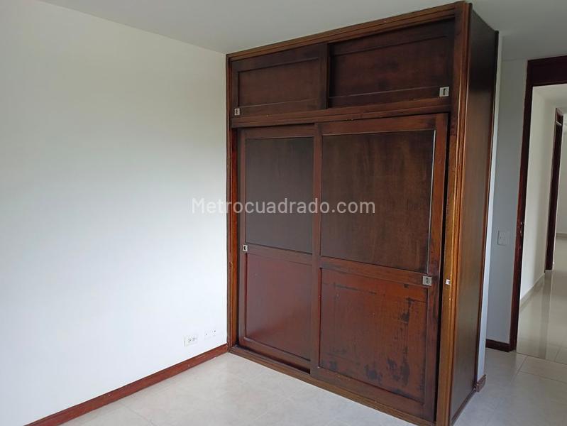 3BR Apartment with Balcony and Covered Parking in Belún - 9