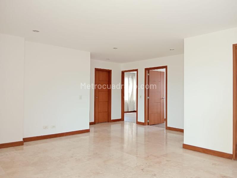 Apartamento Amplio de 3 Alcobas con Jacuzzi en Laureles - 2