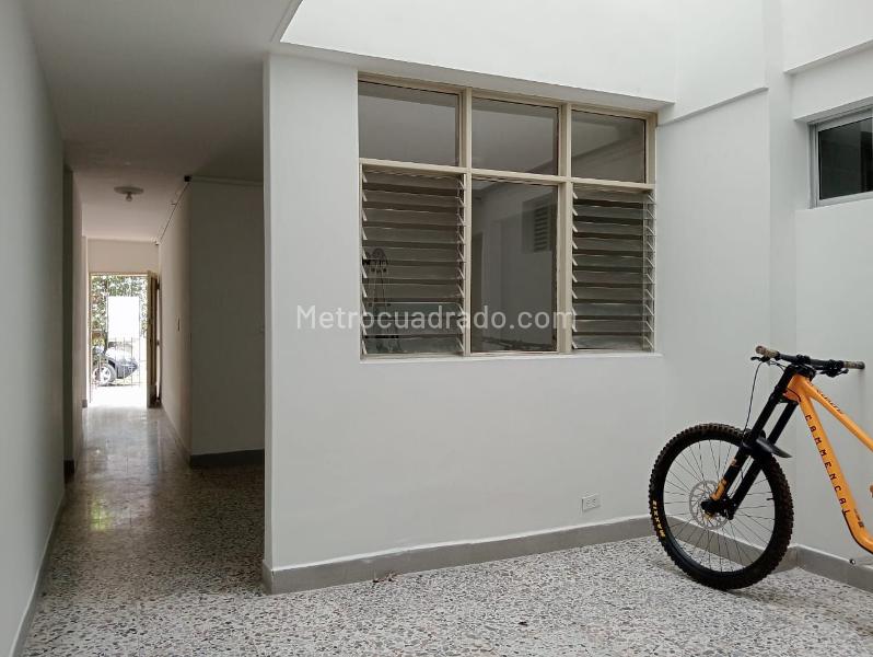 Casa Independiente de 3 Alcobas Cerca a Servicios en Laureles - 4