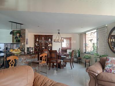 Apartamento de 4 alcobas en venta en Laureles, Medellín, 215 m² · foto 2 de 18