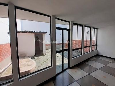 Casa de 4 alcobas en venta en Laureles, Medellín, 240 m² · foto 3 de 16