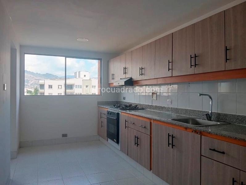 Apartamento de 3 Alcobas con Piscina en Laureles Central - 6