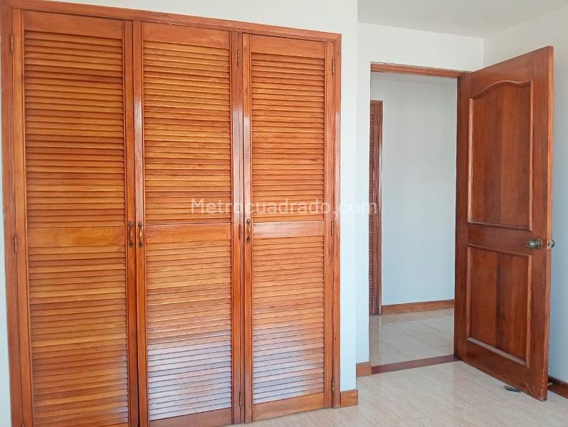 Apartamento de 3 Alcobas con Piscina en Laureles Central - 9