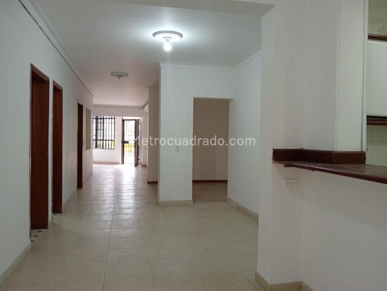 Casa Independiente de 3 Alcobas en Laureles con Parqueadero Cubierto