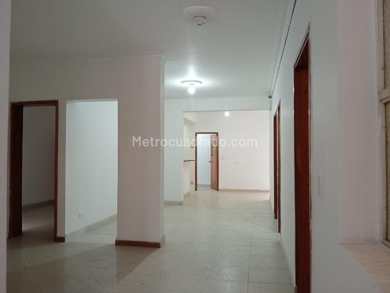 Casa Independiente de 3 Alcobas en Laureles con Parqueadero Cubierto - 2