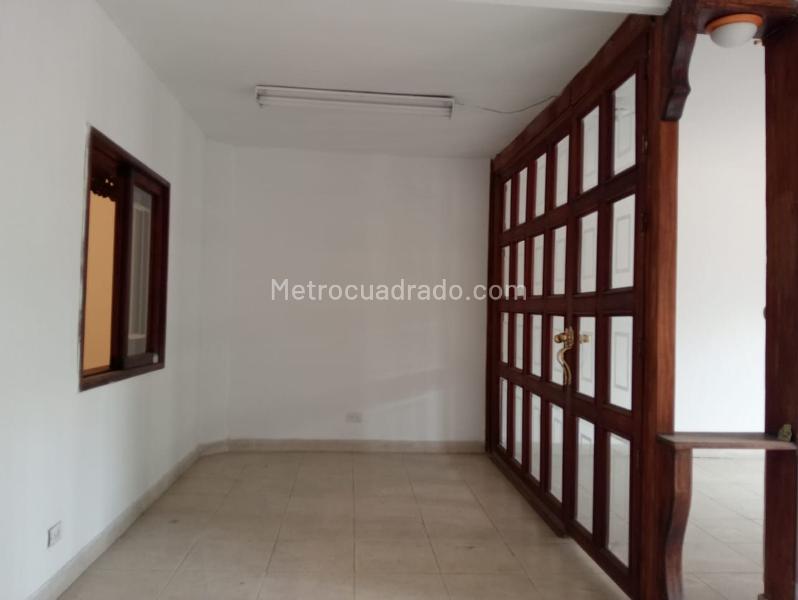 Casa Independiente de 3 Alcobas en Laureles con Parqueadero Cubierto - 3