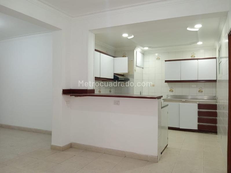 Casa Independiente de 3 Alcobas en Laureles con Parqueadero Cubierto - 4