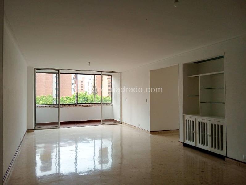 Apartamento de 3 Alcobas con Balcón en Laureles