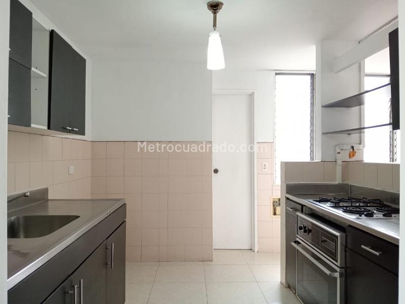 Apartamento de 3 Alcobas con Balcón en Laureles - 3