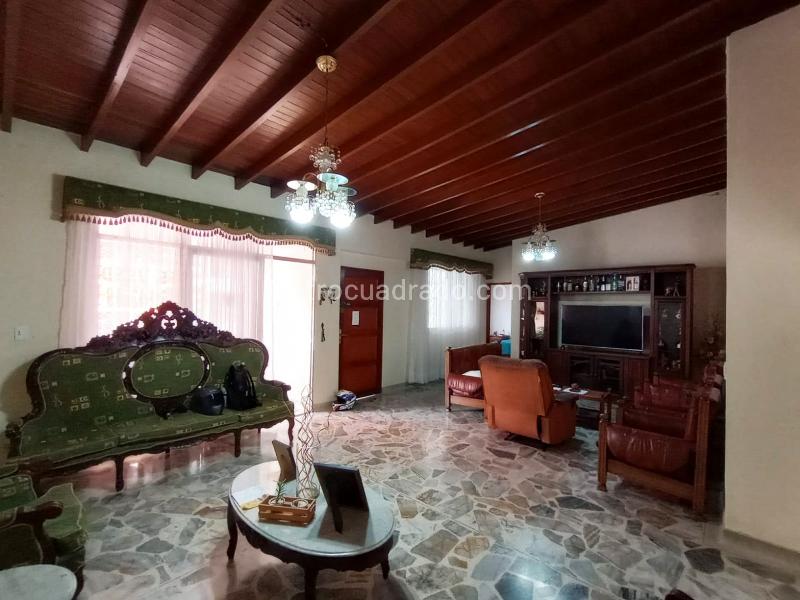 Amplio Apartamento de 4 Alcobas en Laureles - 3