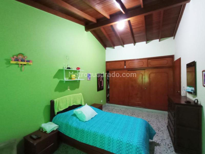 Amplio Apartamento de 4 Alcobas en Laureles - 9