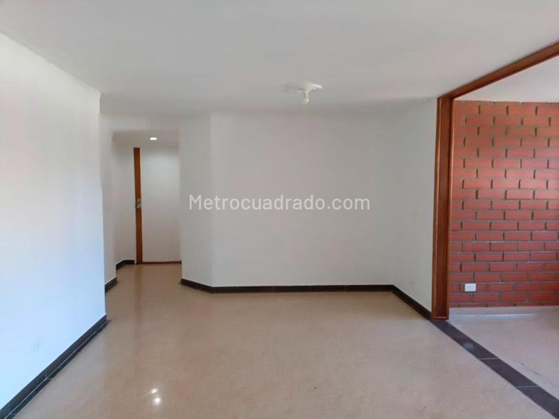 Spacious 3BR Apartment in Laureles Near Transport - 3