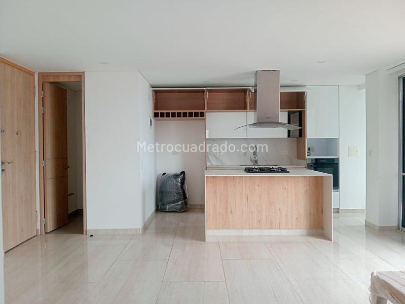 3BR Apartment with Balcony and Amenities in Laureles - 3