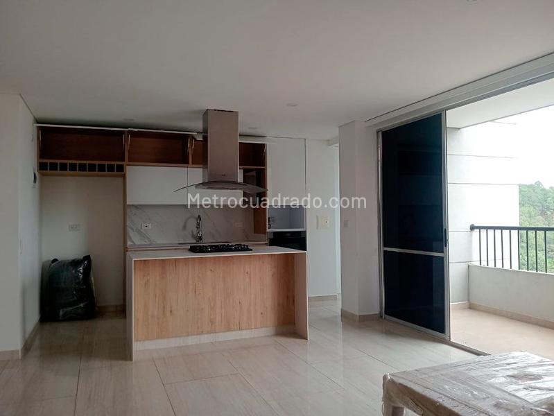 3BR Apartment with Balcony and Amenities in Laureles - 4