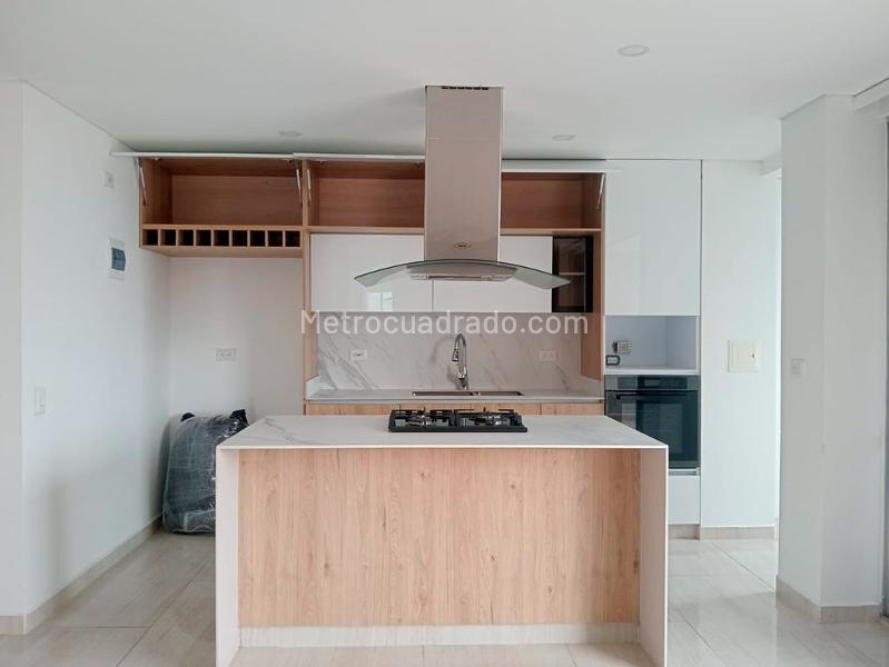 3BR Apartment with Balcony and Amenities in Laureles - 5
