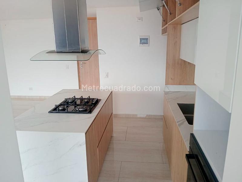 3BR Apartment with Balcony and Amenities in Laureles - 7
