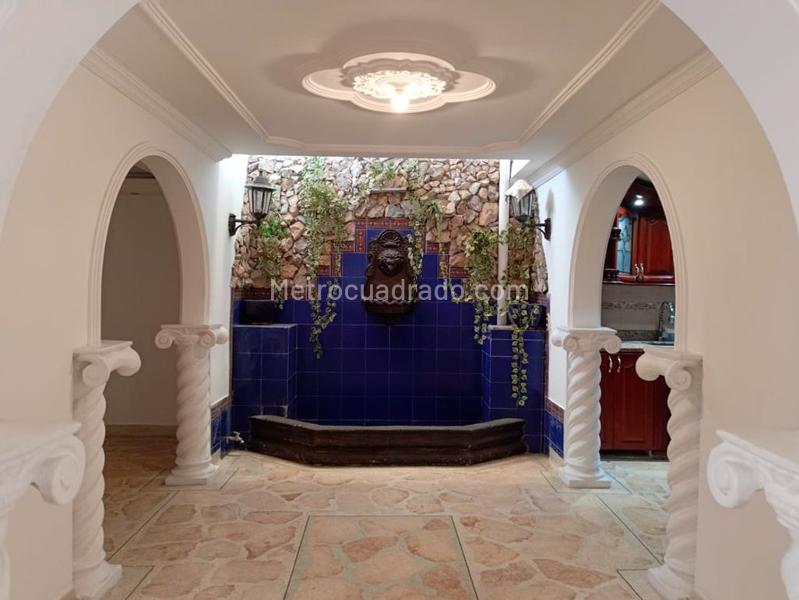 Elegant 5BR House with Jacuzzi in Belen