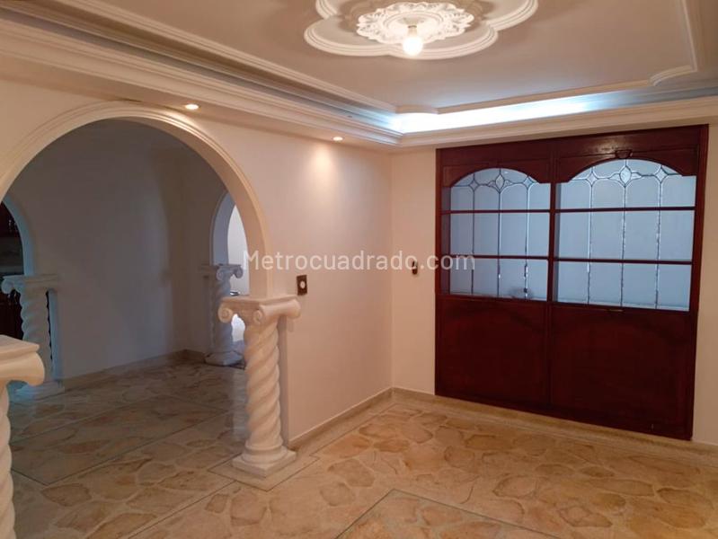 Elegant 5BR House with Jacuzzi in Belen - 2
