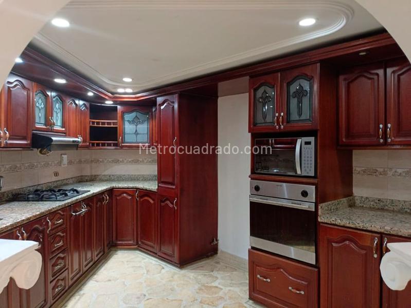 Elegant 5BR House with Jacuzzi in Belen - 5