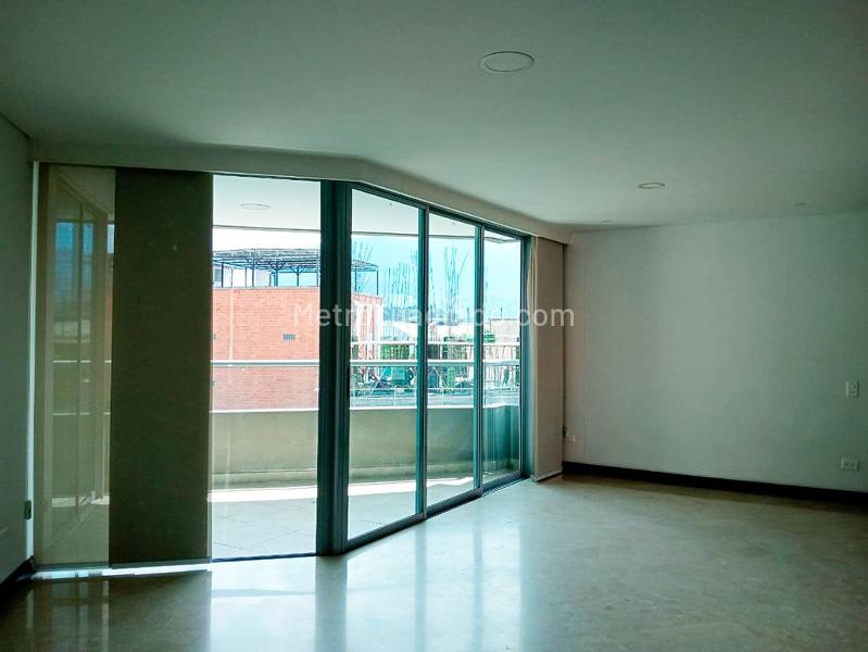 Apartamento Luminoso de 3 Alcobas cerca a Universidades en Laureles - 2