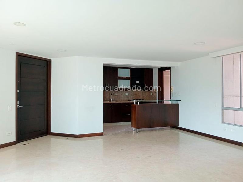 Apartamento Luminoso de 3 Alcobas cerca a Universidades en Laureles - 4