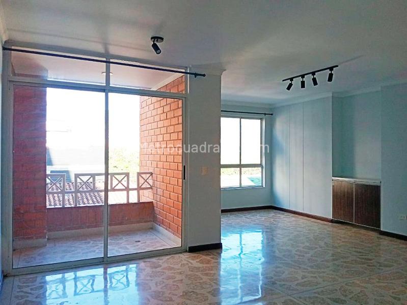 Apartamento Amplio de 3 Alcobas cerca a Restaurantes en Laureles - 2