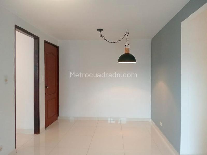Apartamento Exterior de 3 Alcobas en Laureles con Parqueadero Cubierto - 2