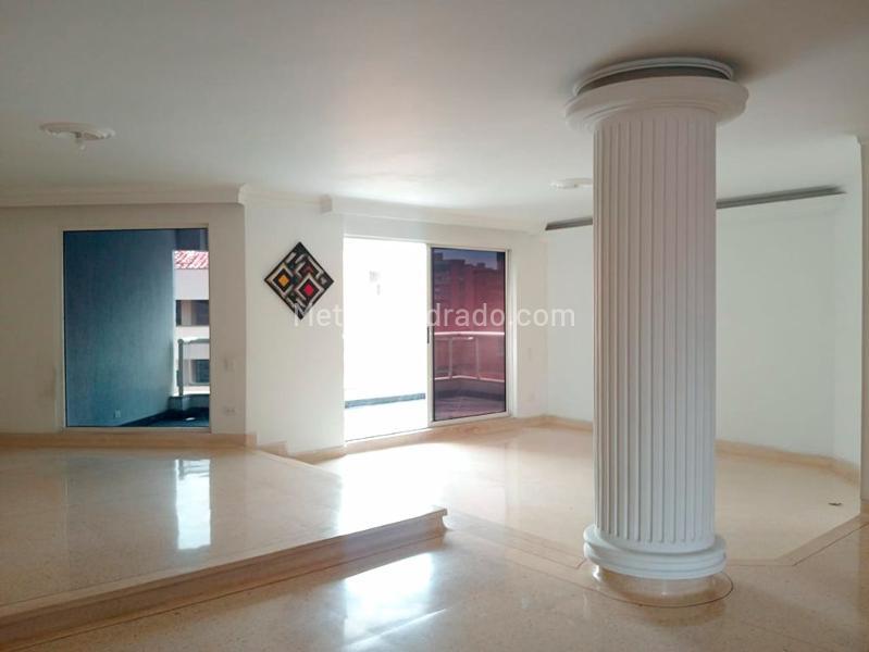 3BR Exterior Apartment in Laureles Near Parks & Universities