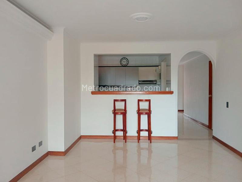 Apartamento Amplio de 2 Alcobas en Laureles - 2