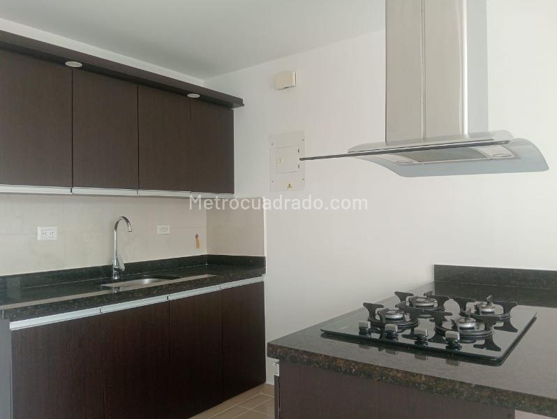 Apartamento Amplio de 4 Alcobas en Laureles - 8