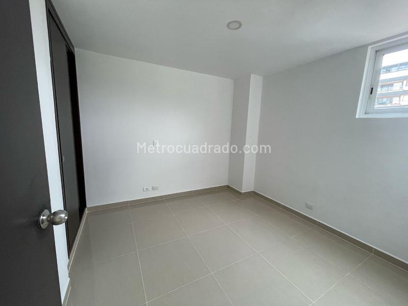 Apartamento Amplio de 4 Alcobas en Laureles - 9