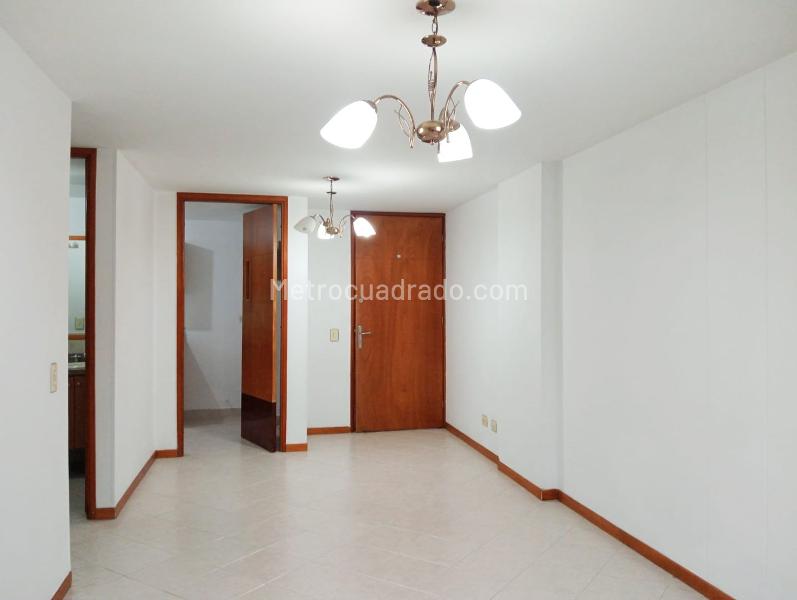 2BR Exterior Apartment with Balcony and Covered Parking in La Amúrica - 3