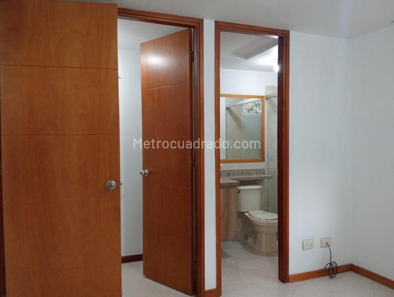 2BR Exterior Apartment with Balcony and Covered Parking in La Amúrica - 9