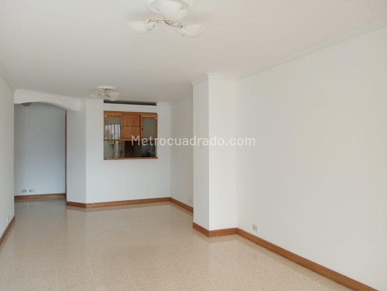 Apartamento Amplio de 3 Alcobas en Laureles - 2
