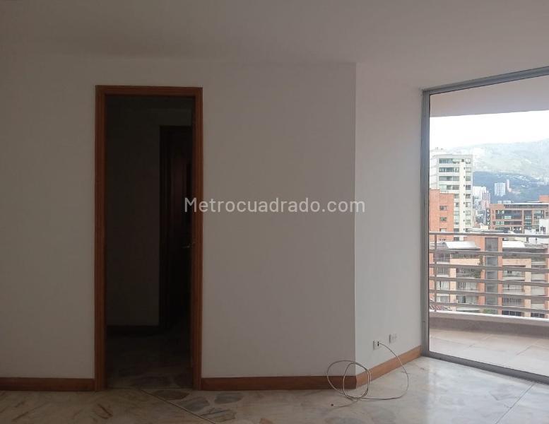 Apartaestudio de 1 Alcoba con Balcón en Los Laureles - 3