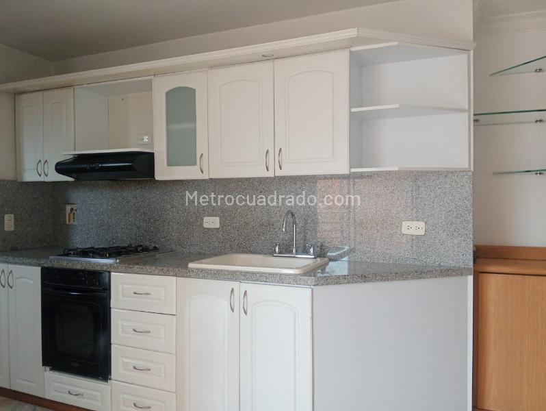 Apartaestudio de 1 Alcoba con Balcón en Los Laureles - 4