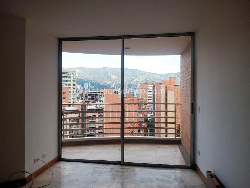 Apartaestudio de 1 Alcoba con Balcón en Los Laureles - 8