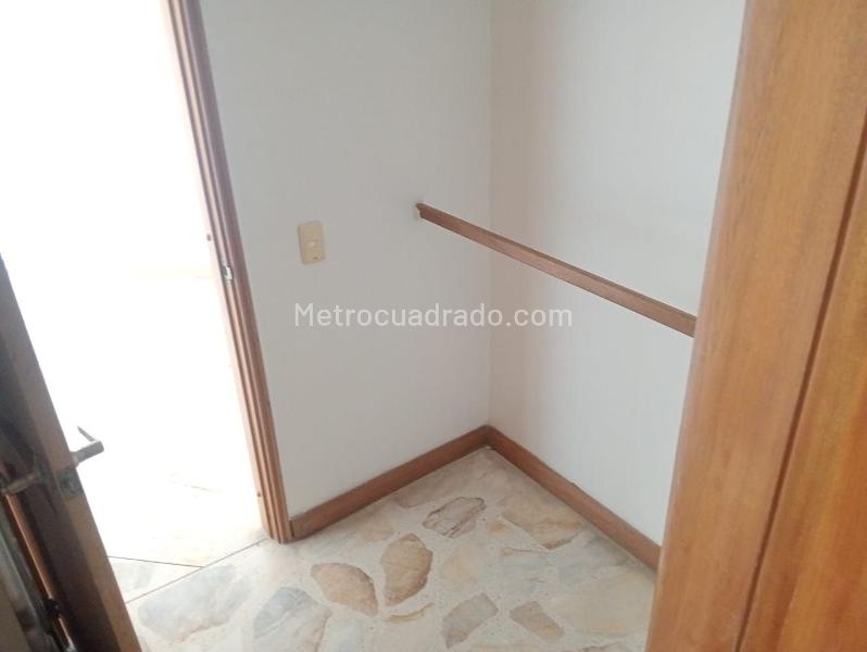 Apartaestudio de 1 Alcoba con Balcón en Los Laureles - 9