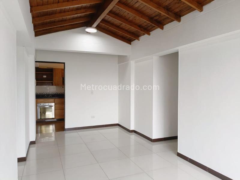 Apartamento de 4 Alcobas en Belén con Balcón y Parqueadero - 4