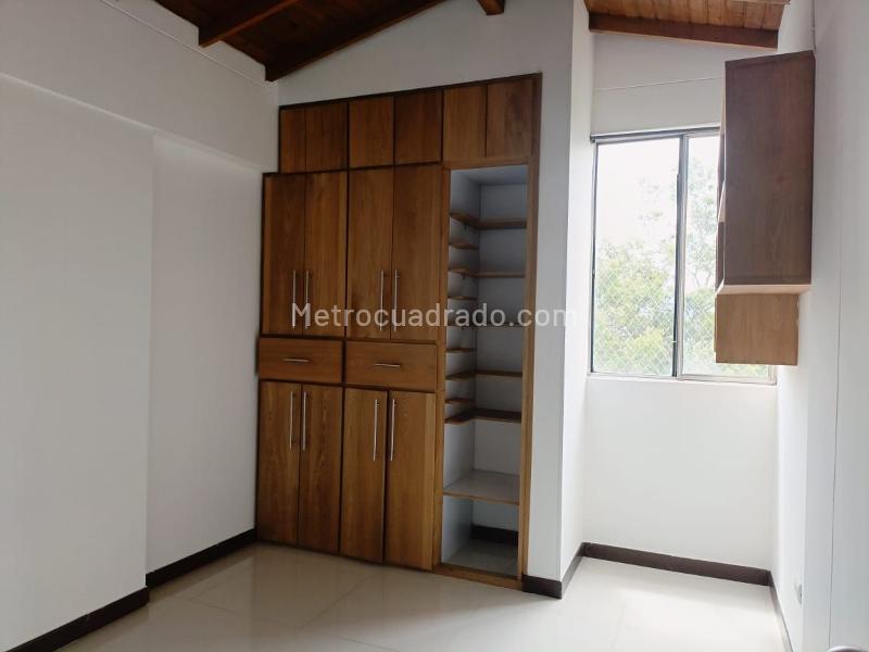 Apartamento de 4 Alcobas en Belén con Balcón y Parqueadero - 7