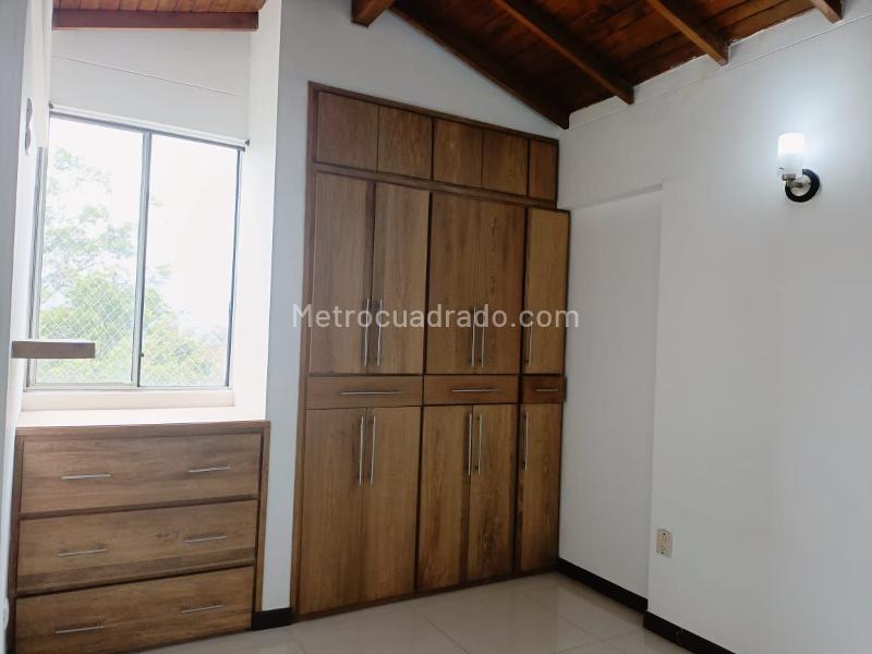 Apartamento de 4 Alcobas en Belén con Balcón y Parqueadero - 8