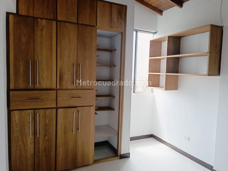 Apartamento de 4 Alcobas en Belén con Balcón y Parqueadero - 9