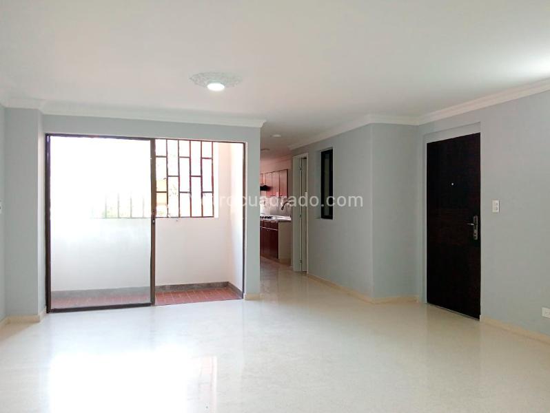 Apartamento Amplio de 3 Alcobas en Laureles - 2